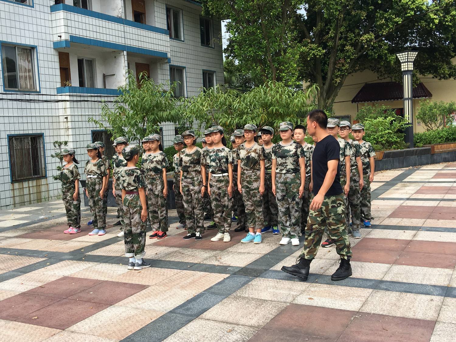 暑假軍事夏令營(yíng)全方面提高孩子的能力