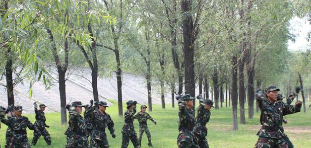 參加軍事體驗(yàn)夏令營(yíng)可以提高孩子的什么？