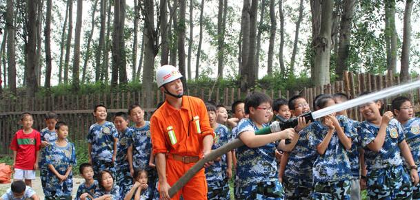 小學(xué)生參加軍事夏令營的目的是什么？