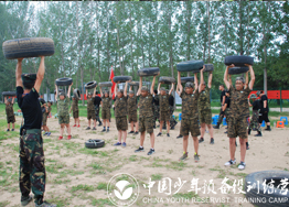 家長喜歡讓孩子參加軍事夏令營的原因是什么？